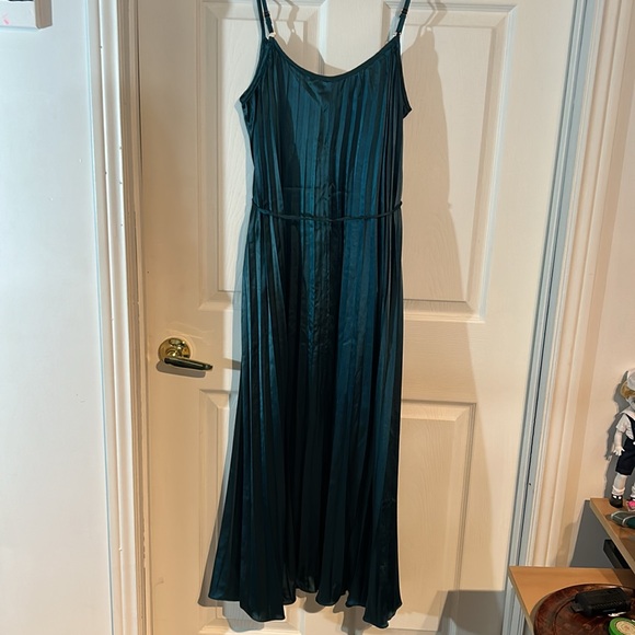 NWT Ladies Bishop + Young size Medium green pleated “Mara” Maxi Dress - Picture 6 of 15